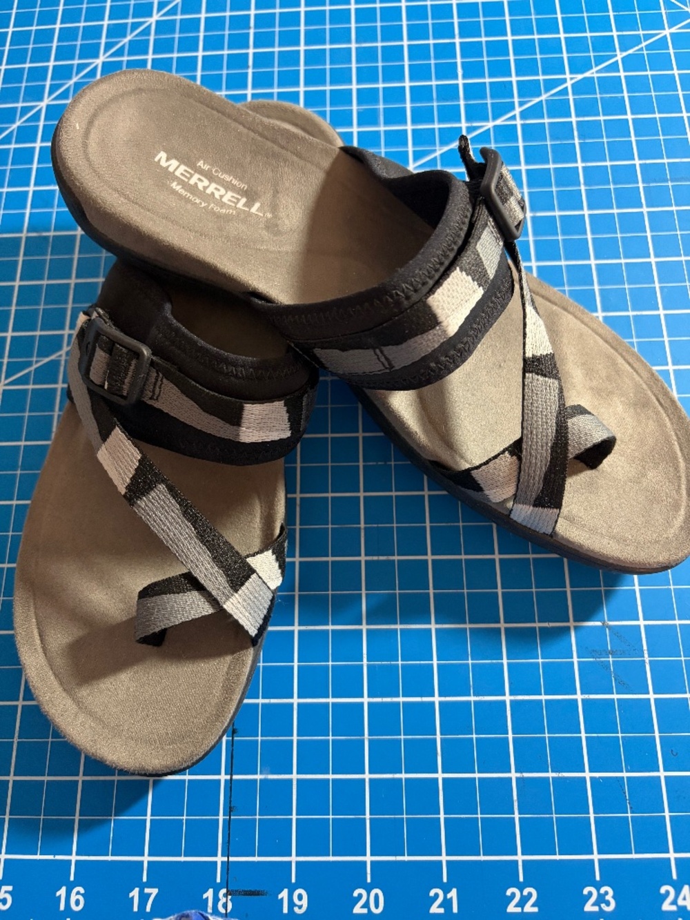 Merrell sandals 9 black and grey adjustable straps